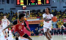  篮球赛场再起风云：岭东赤兔队小胜岭东火箭队，脚步移动更到位门前嗅觉决定胜负-爱游戏入口